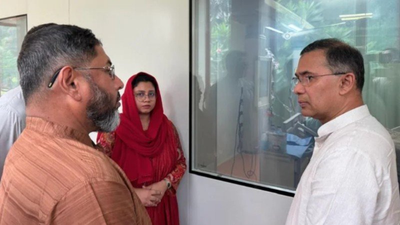 আহত সেনা কর্মকর্তাকে সিএমএইচে দেখতে গেলেন প্রধানমন্ত্রী