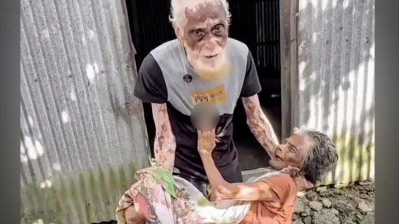 শয্যাশায়ী স্ত্রীকে কোলে নিয়ে বৃদ্ধের আকুতি, ‘আল্লাহ আমাকে খাবার দাও’