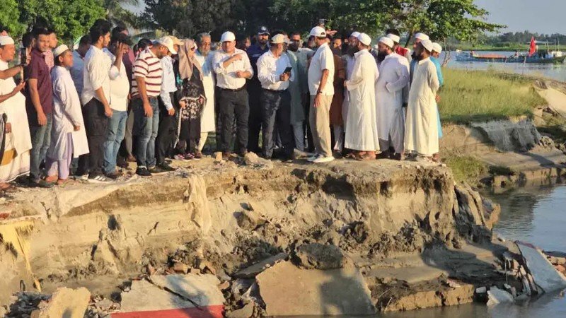 এশার নামাজ পড়ে ফজরে এসে মুসল্লিরা দেখেন মসজিদ বিলীন পদ্মায়