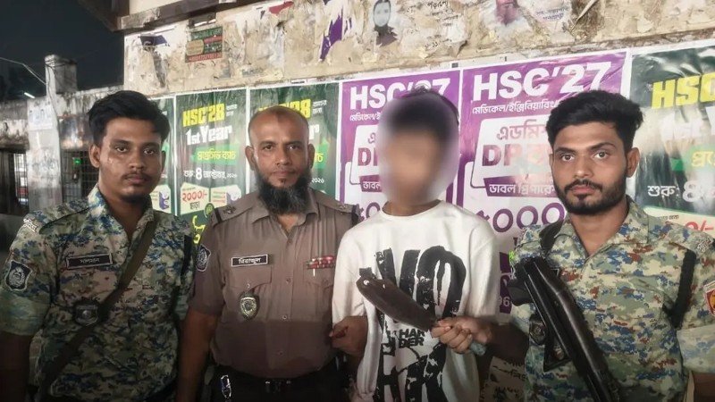 বছিলায় চেকপোস্টে চাপাতিসহ যুবক আটক