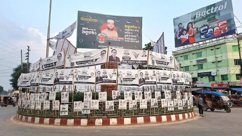 ব্যানার-বিলবোর্ডে ঢাকা পড়েছে জুলাই স্মৃতিস্তম্ভ