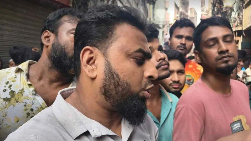 চকবাজারে আগুনে সর্বস্ব হারানোর শঙ্কায় ব্যবসায়ীরা