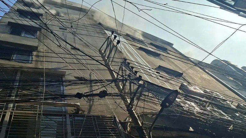 পানি বন্ধ করলেই দাউ দাউ করে জ্বলে উঠছে চকবাজারের মনসুর খান প্লাজার আগুন