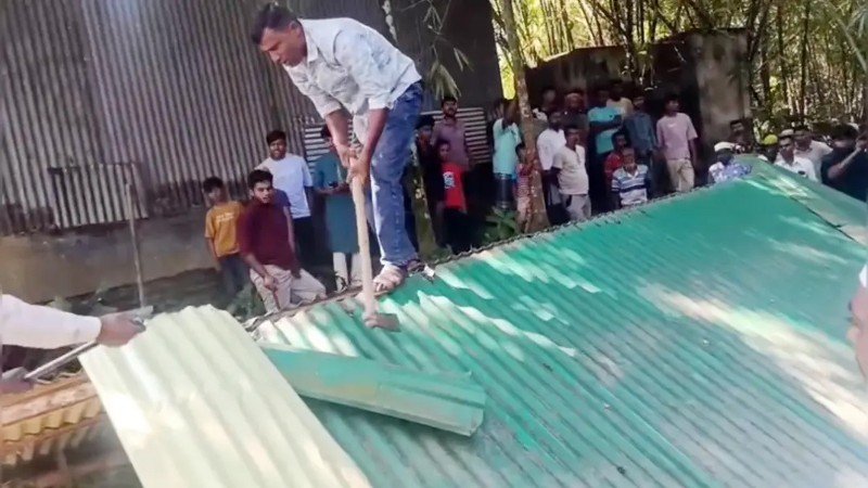 প্রতিবেশীর সঙ্গে বিরোধে কবরস্থানে যাওয়ার রাস্তা বন্ধ, ঘর ভেঙে মরদেহ দাফন