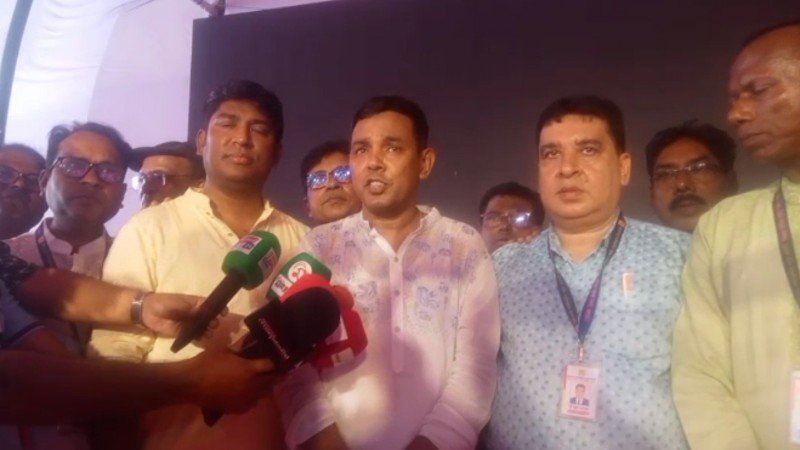 উত্তরায় মহা ষষ্ঠীর মধ্য দিয়ে দুর্গোৎসবের আনুষ্ঠানিক উদ্বোধন