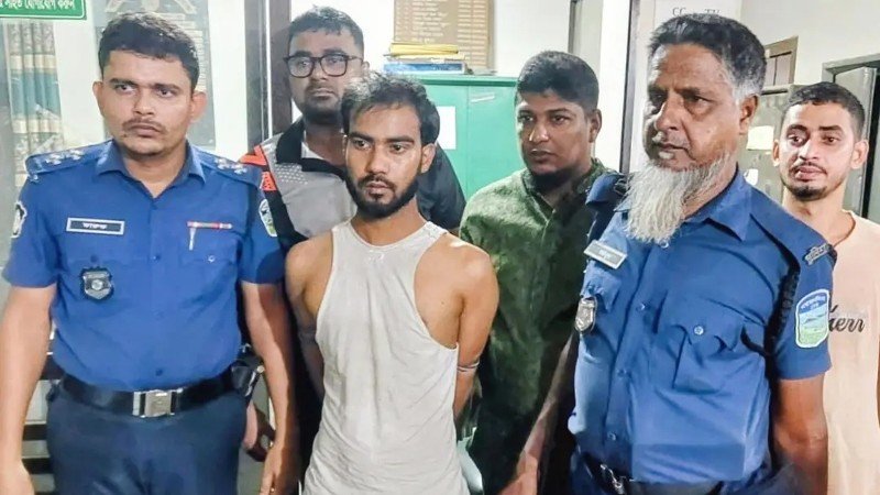 ঋণ না পেয়ে গভীর রাতে ব্যাংকের ভল্ট ভাঙতে গিয়ে যুবক আটক