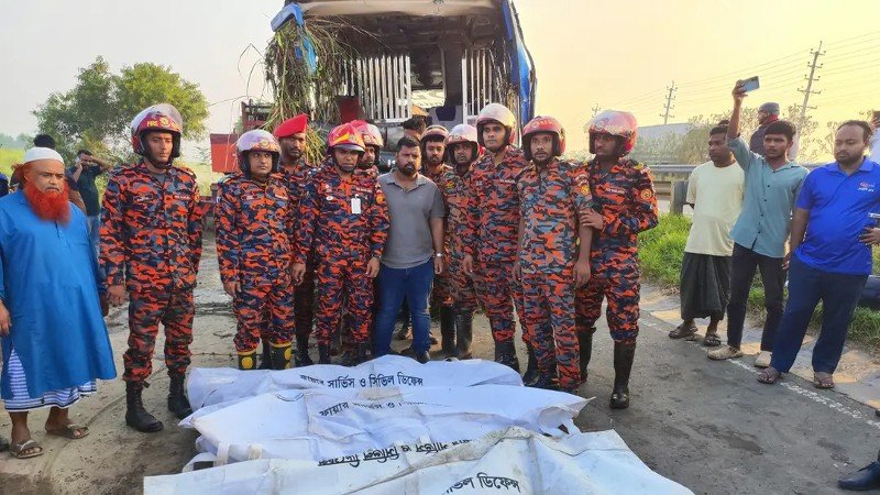 ঢাকা-মাওয়া এক্সপ্রেসওয়েতে বাস খাদে পড়ে নিহত ৩, আহত ১৬