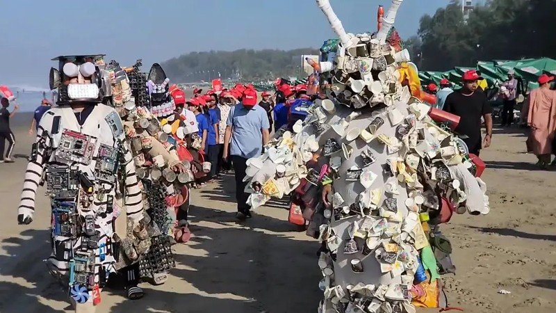 প্লাস্টিকের ছড়াছড়ি, প্রতীকী প্রতিবাদে কক্সবাজার সৈকতে ১২ ‘বর্জ্যমানব’