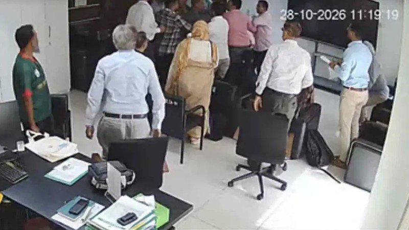 কার্যালয়ে প্রবেশ করে আইইডিসিআর পরিচালককে মারধরের ঘটনায় তদন্ত কমিটি গঠন