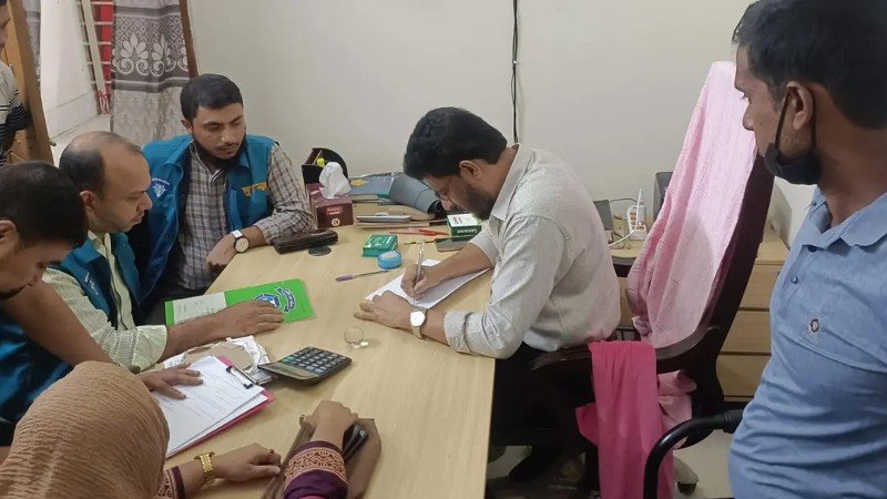 ঝিনাইদহে সাব-রেজিস্ট্রি অফিসে ঘুস নেওয়ার সময় হাতেনাতে ধরা পড়লেন কর্মচারী