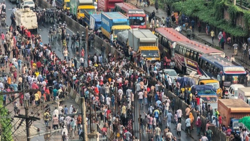 বেতন-ভাতা বৃদ্ধির দাবিতে আবারও ঢাকা-টাঙ্গাইল মহাসড়ক অবরোধ