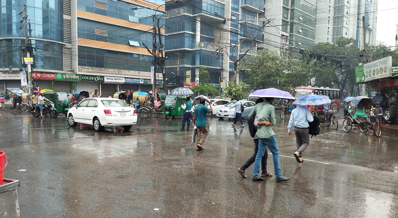 সকালের বৃষ্টিতে স্বস্তি রাজধানীবাসীর
