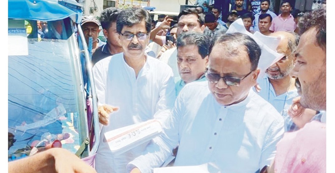 কুমিল্লায় উপজেলা নির্বাচন বর্জনে বিএনপির লিফলেট বিতরণ
