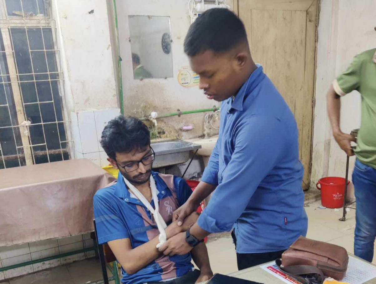 উত্তরায় অবৈধভাবে হাটে গরু ঢোকানোর ফুটেজ নেওয়ায় সাংবাদিকের উপর হামলা