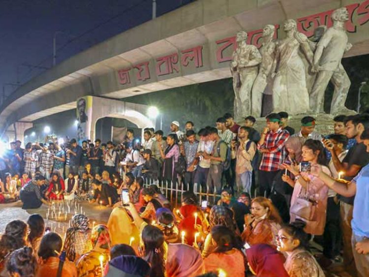 প্রতিটি ধর্ষণের বিচার চেয়ে ঢাবিতে ‘রাত দখল করো নারী’ কর্মসূচি