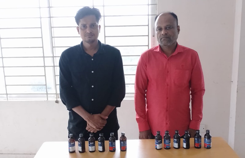 উত্তরখানে ১২ বোতল ফেন্সিডিলসহ দুই মাদক কারবারি গ্রেফতার