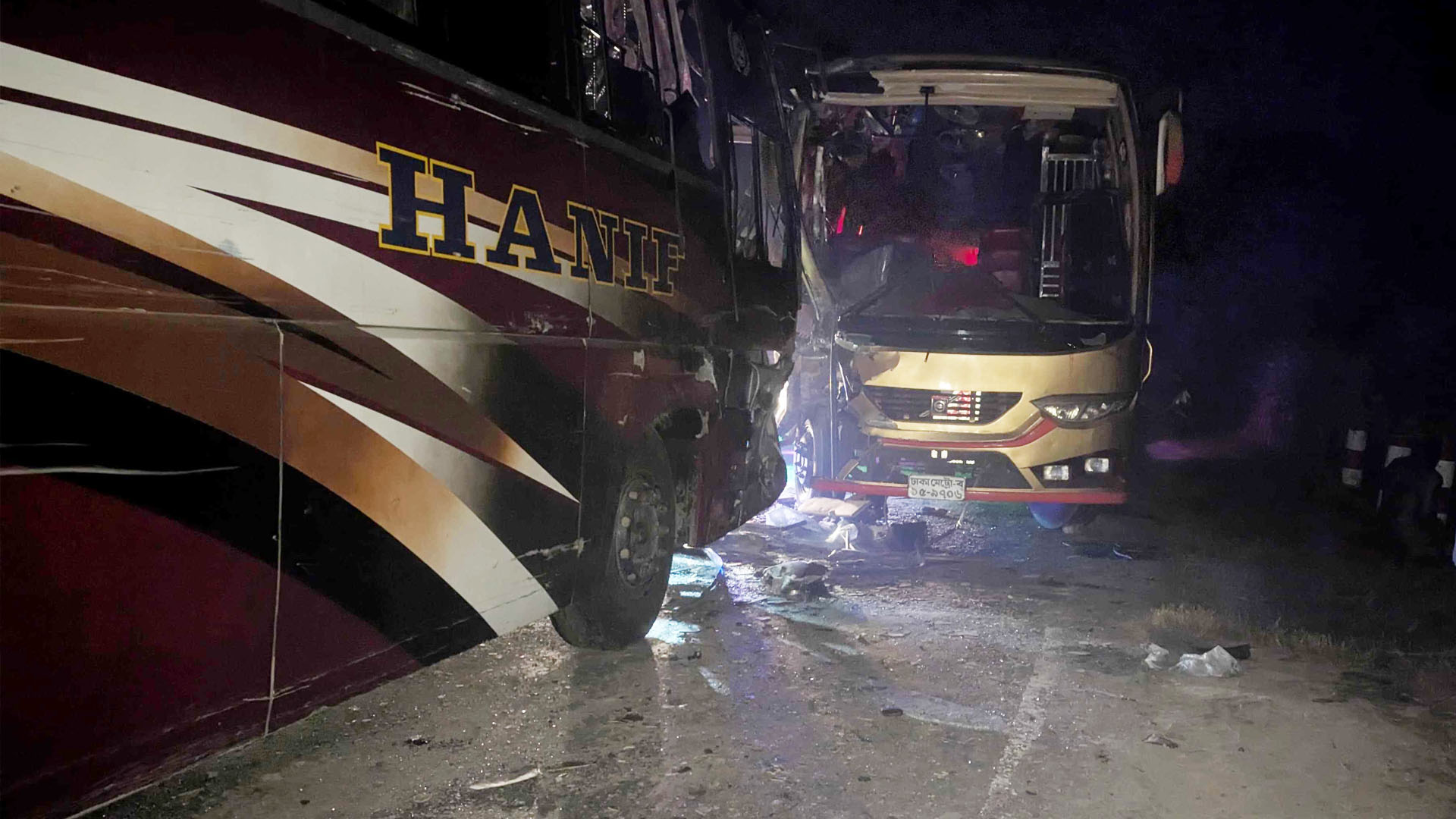 রাজবাড়ীর কালুখালীতে দুই বাসের মুখোমুখি সংঘর্ষে এক চালক নিহত, আহত ১১