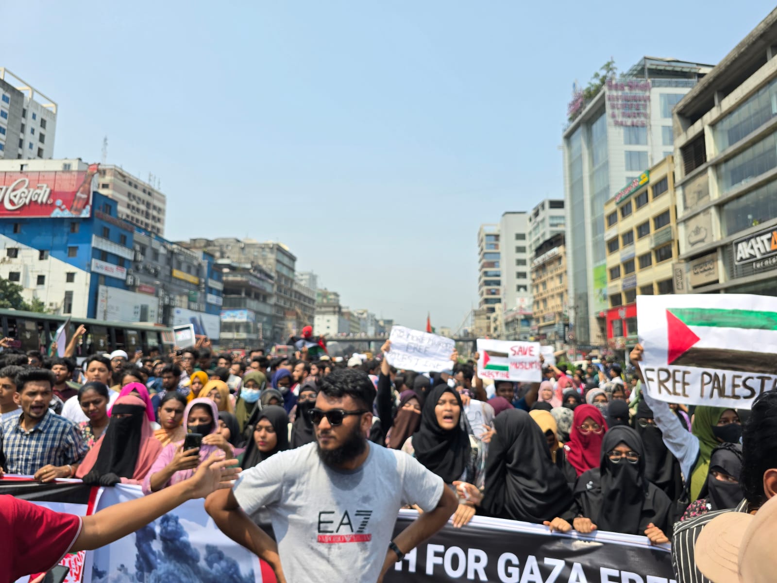 উত্তরায় ফিলিস্তিনে হামলার প্রতিবাদে ছাত্র-জনতার বিক্ষোভ মিছিল