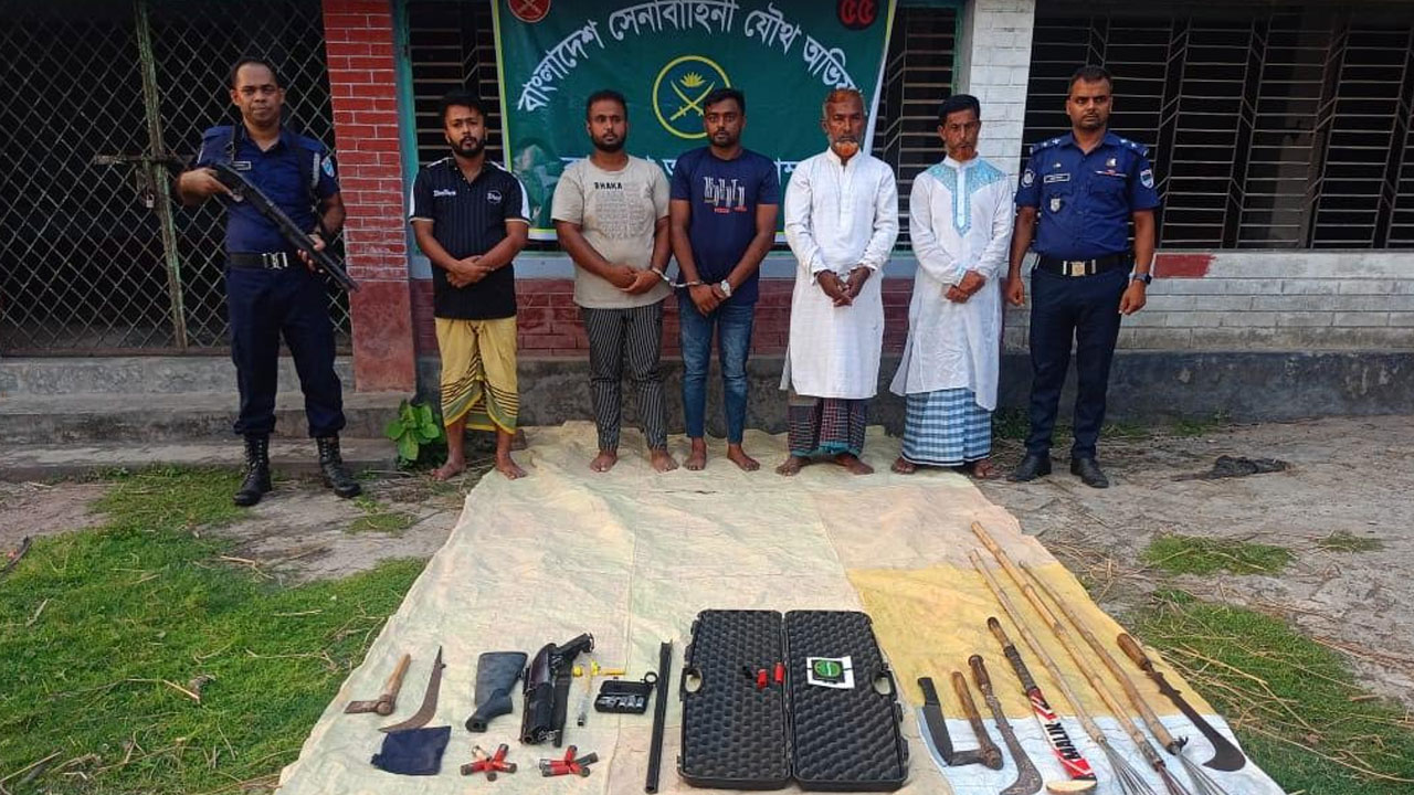 ইমামকে মারধরের ঘটনায় মসজিদের ভেতরে গুলিবর্ষণ, আটক ৫