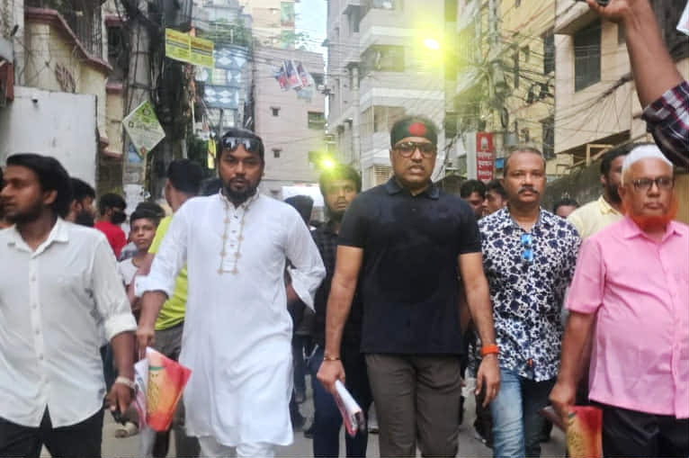 নিরলস ভাবে তারেক রহমানের ৩১ দফা শফিকুল ইসলাম খান মিল্টনের নির্দেশে মিলনের লিফলেট বিতরণ