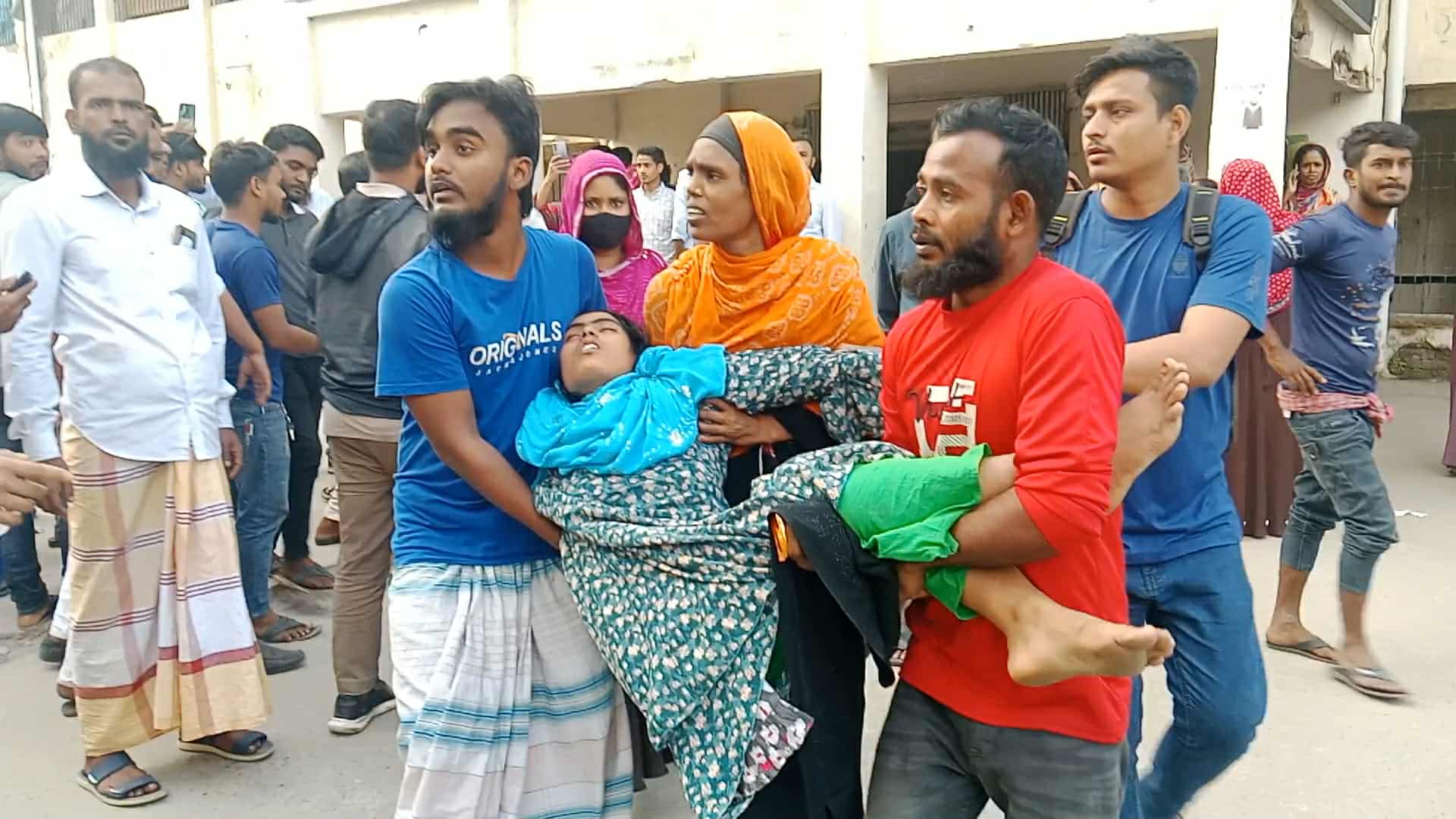 টঙ্গীতে হা-মীম গ্রুপের কারখানায় শ্রমিকের মৃত্যু আতঙ্কে অসুস্থ হয়ে হাসপাতালে আরও অন্তত ৩০ শ্রমিক