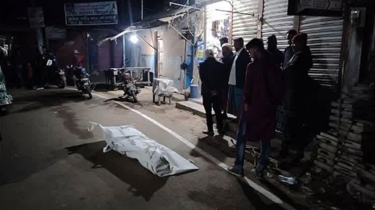 কবিরহাটে ৬ মামলার আসামিকে পিটিয়ে হত্যা, ‘ডাকাত’ আখ্যা দিয়ে মিষ্টি বিতরণ