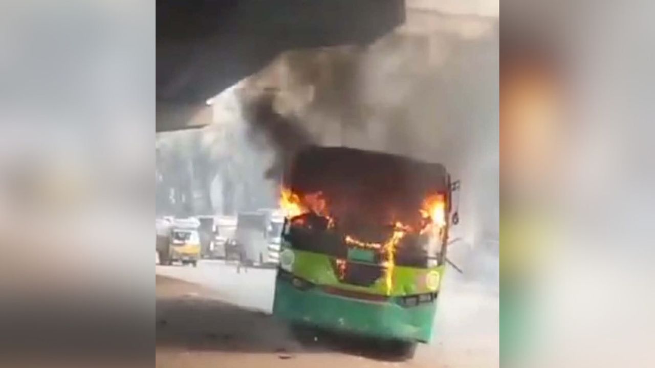 উত্তরায় পার্কিং করা বাসে আগুন