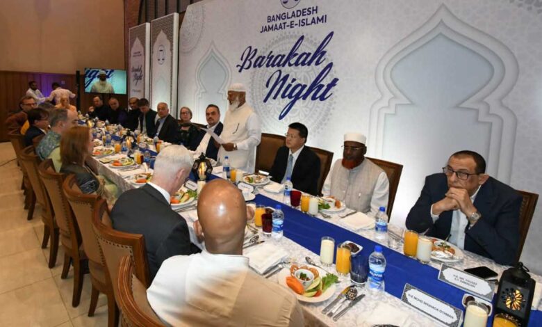 নিজস্ব প্রতিবেদক, ঢাকা বাংলাদেশ জামায়াতে ইসলামীর উদ্যোগে দেশি-বিদেশি কূটনীতিক ও আন্তর্জাতিক সংস্থার প্রতিনিধিদের সম্মানে এক বর্ণাঢ্য ইফতার মাহফিল অনুষ্ঠিত হয়েছে। শনিবার (৭ মার্চ) রাজধানীর জাতীয় সংসদ ভবনের এলডি হলে এই অনুষ্ঠানের আয়োজন করা হয়। জামায়াতে ইসলামীর আমির ও জাতীয় সংসদের বিরোধীদলীয় নেতা ডা. শফিকুর রহমানের সভাপতিত্বে এই ইফতার মাহফিলে বিশ্বের প্রভাবশালী দেশগুলোর রাষ্ট্রদূত ও প্রতিনিধিরা অংশগ্রহণ করেন। উপস্থিত ছিলেন মার্কিন যুক্তরাষ্ট্র, চীন, রাশিয়া, যুক্তরাজ্য, ভারত, পাকিস্তান, সৌদি আরব, ফিলিস্তিন, ইউরোপীয় ইউনিয়ন, কানাডা, তুরস্ক, ফ্রান্স, জার্মানি এবং জাপানের প্রতিনিধিরা। এছাড়া জাতিসংঘভুক্ত সংস্থা ইউএনডিপি (UNDP), ইউএনএইচসিআর (UNHCR), ইউনিসেফ (UNICEF) এবং ডেমোক্রেসি ইন্টারন্যাশনাল ও আইওএম-সহ বিভিন্ন আন্তর্জাতিক সংস্থার প্রতিনিধিরাও এতে যোগ দেন। অনুষ্ঠানে জামায়াতের শীর্ষ নেতাদের মধ্যে উপস্থিত ছিলেন নায়েবে আমির অধ্যাপক মুজিবুর রহমান, সেক্রেটারি জেনারেল মিয়া গোলাম পরওয়ার, সহকারী সেক্রেটারি জেনারেল মাওলানা এটিএম মা’ছুম, মাওলানা রফিকুল ইসলাম খান এবং কেন্দ্রীয় নির্বাহী পরিষদ সদস্য মো. নূরুল ইসলাম বুলবুল, মোহাম্মদ সেলিম উদ্দীন ও ড. শফিকুল ইসলাম মাসুদসহ অন্যান্য নেতৃবৃন্দ। সভাপতির বক্তব্যে ডা. শফিকুর রহমান উপস্থিত অতিথিদের প্রতি কৃতজ্ঞতা প্রকাশ করে বলেন, “বাংলাদেশ বিশ্বসম্প্রদায়ের সঙ্গে পারস্পরিক সম্মান ও গঠনমূলক সহযোগিতার ভিত্তিতে একটি ভারসাম্যপূর্ণ সম্পর্ক গড়ে তুলতে চায়।” তিনি আশা প্রকাশ করেন যে, ন্যায়বিচার ও মানবিক মূল্যবোধের ভিত্তিতে আন্তর্জাতিক সম্প্রদায়ের সঙ্গে বাংলাদেশের সম্পর্ক ভবিষ্যতে আরও সুদৃঢ় হবে। রমজানের গুরুত্ব তুলে ধরে তিনি আরও বলেন, সংযম ও সহমর্মিতার শিক্ষা ব্যক্তিগত ও রাষ্ট্রীয় জীবনে ধারণ করতে পারলে একটি শান্তিপূর্ণ ও কল্যাণমুখী সমাজ প্রতিষ্ঠা সম্ভব। সবশেষে তিনি বিশ্বমানবতার শান্তি ও সমৃদ্ধি কামনা করেন।