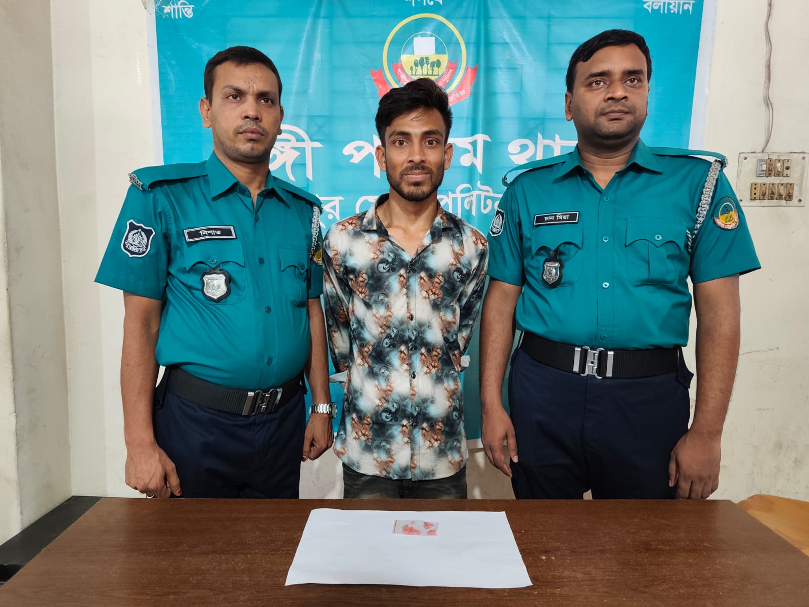টঙ্গী পশ্চিম থানায় পুলিশের বিশেষ অভিযান: ইয়াবা ও হেরোইনসহ গ্রেফতার ৩