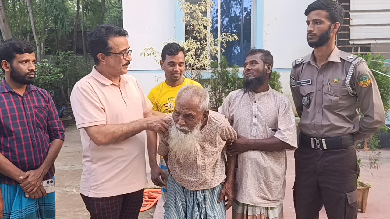 কাশিপুর থানার ওসির মানবিক উদ্যোগে নিখোঁজ বৃদ্ধা পরিবারের কাছে হস্তান্তর