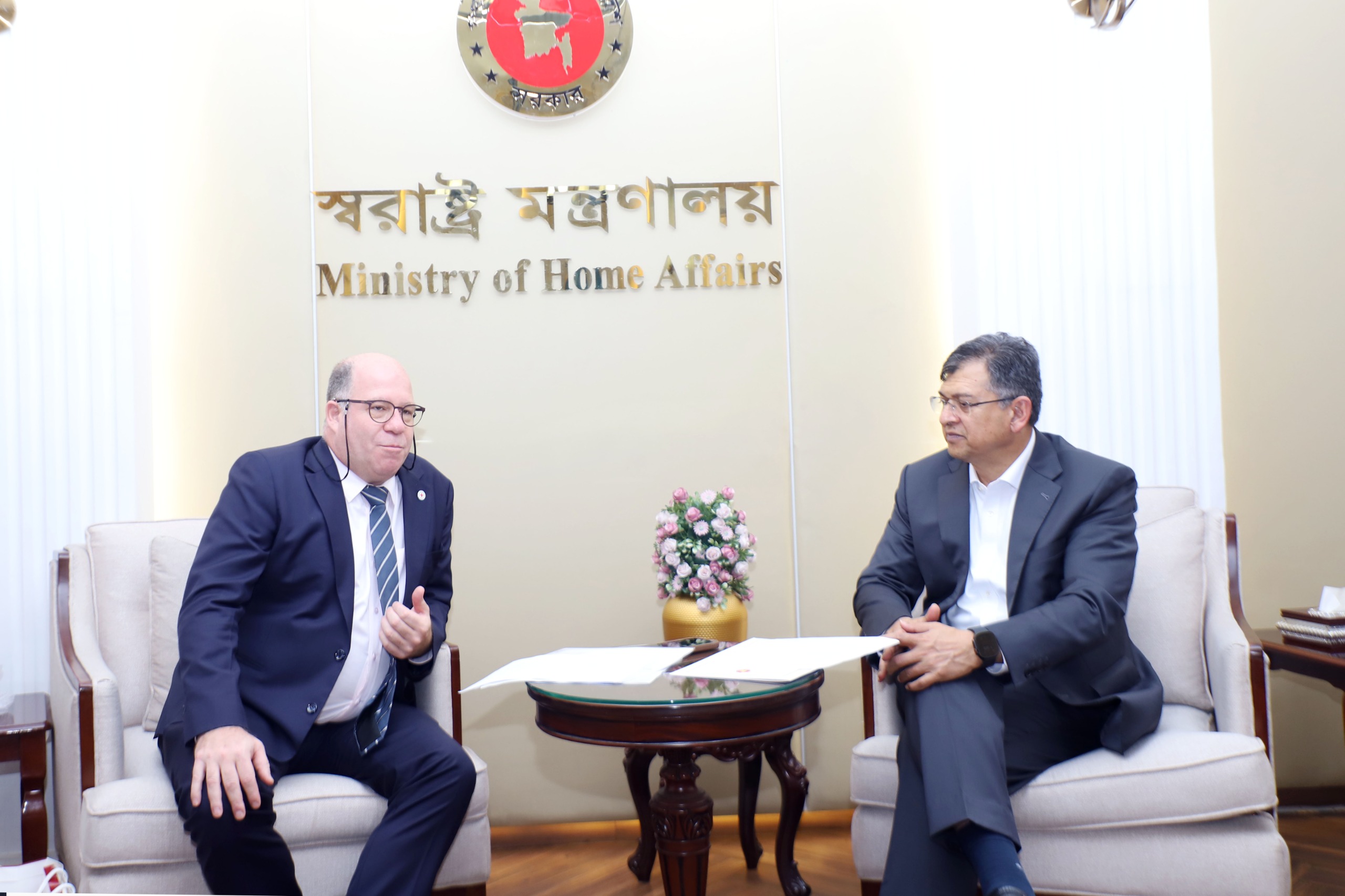 স্বরাষ্ট্রমন্ত্রীর সঙ্গে আইসিআরসি বাংলাদেশ প্রতিনিধিদলের প্রধানের সৌজন্য সাক্ষাৎ