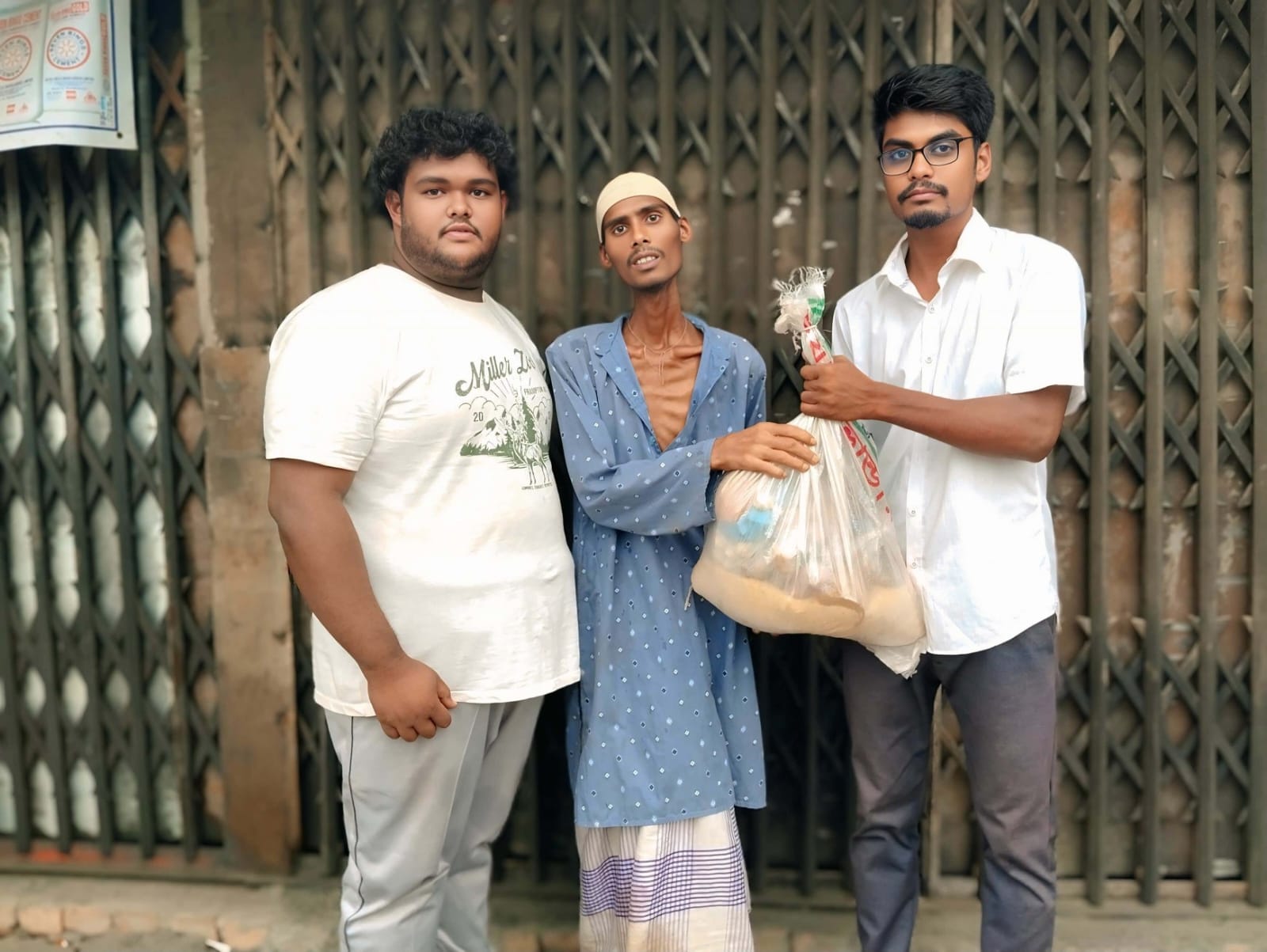 ঈদুল আযহাকে সামনে রেখে বাজার সামগ্রী নিয়ে ক্যান্সার রোগী ও দরিদ্র পরিবারের পাশে মানবিক সংগঠন স্বপ্নছোঁয়া