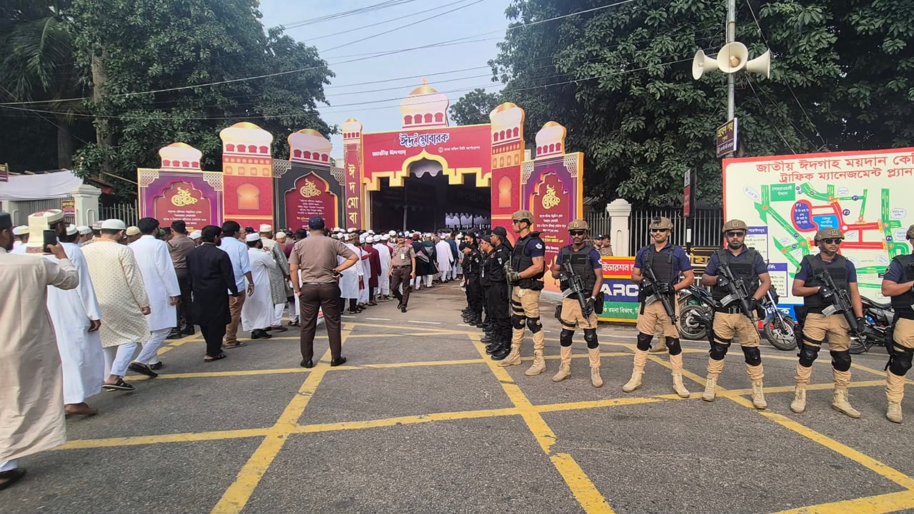 দীর্ঘ লাইনে নিরাপত্তা পেরিয়ে জাতীয় ঈদগাহে মুসল্লিদের ঢল