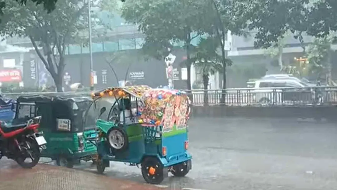 ২৪ ঘণ্টায় ঢাকায় ৮০ মিলিমিটার বৃষ্টি, আজ বজ্রসহ ঝড়ের আভাস