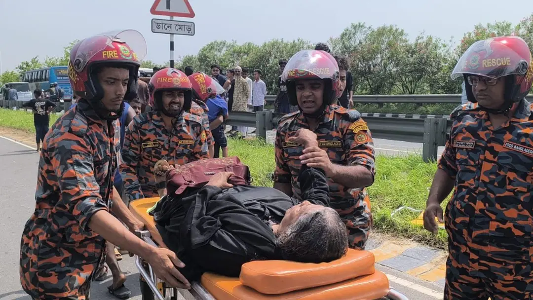 ঈদের দিন অ্যাম্বুলেন্সে স্বজনের মরদেহ নিয়ে ফেরার পথে দুর্ঘটনা, আহত ৬