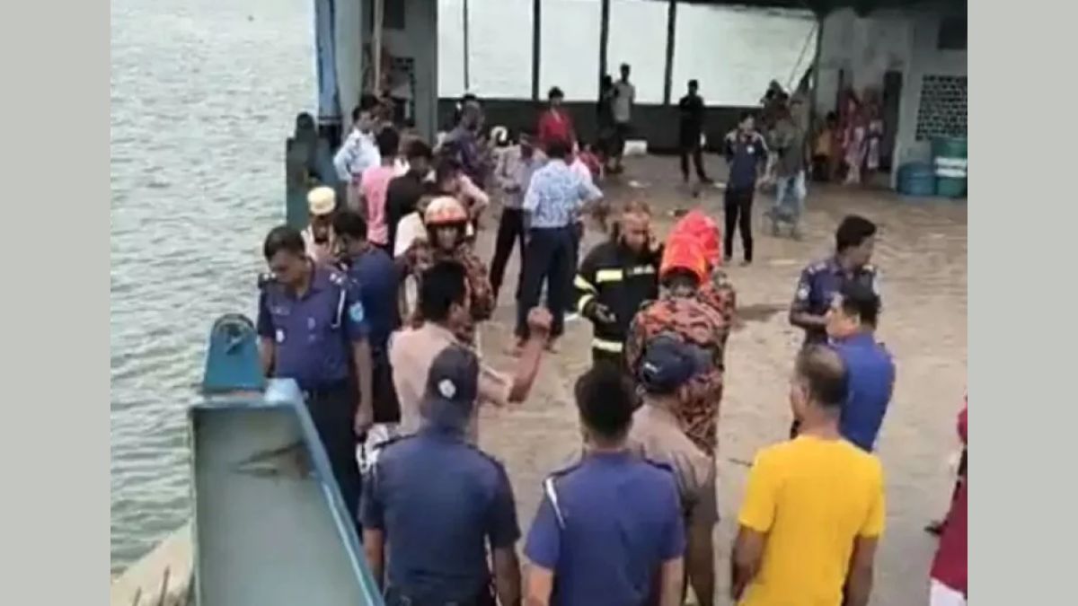 দৌলতদিয়া ঘাটে আবারও যাত্রীবাহী বাস পদ্মা নদীতে