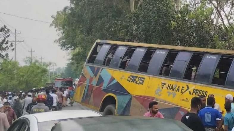 সিরাজগঞ্জে সড়ক দুর্ঘটনা, বাসচাপায় স্বামী-স্ত্রীসহ নিহত ৩