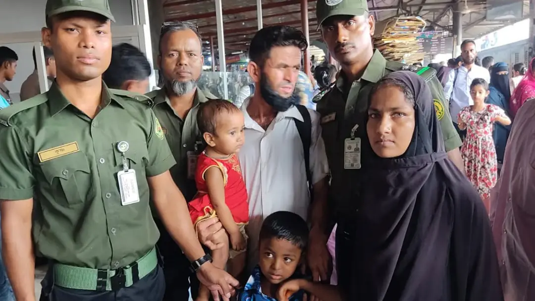 ট্রেন ছাড়ার আগেই মায়ের কোলে সন্তানকে ফিরিয়ে দিলেন আনসার সদস্যরা